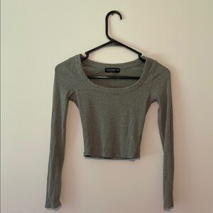 This is a never worn extra small women’s fitted cropped shirt from Liz & Sara.